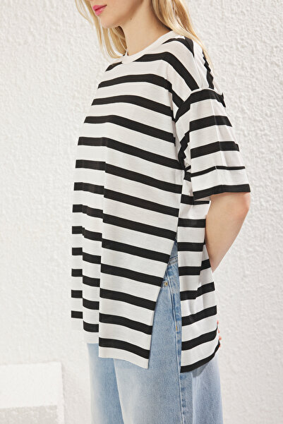 Trendyol Collection Asymetrické pletené tričko Boyfriend Cut Black Stripe - Double Sleeve TWOSS20TS0828