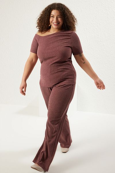 Trendyol Curve Pflaumenfarbenes, asymmetrisches Halsband, strukturierter Stoff, gestrickt, Übergröße, Bodenausschnitt, TBBSS25CP00006