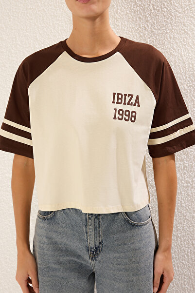 Trendyol Collection Πλεκτό μπλουζάκι από 100% χοντρό βαμβάκι με στάμπα με σύνθεση χρωμάτων TWOSS25TS00067