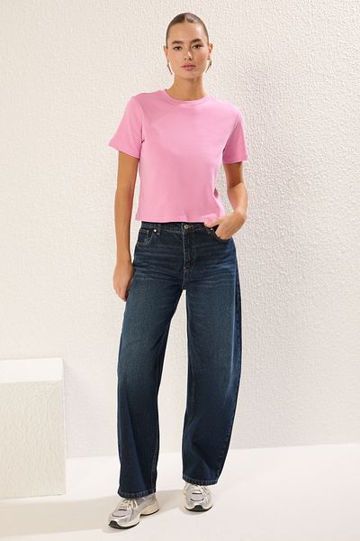 Trendyol Collection Ροζ υφασμάτινο μπλουζάκι με λαιμόκοψη κοντό μανίκι κανονικό/κανονικό πλεκτό μπλουζάκι TWOSS25TS00002