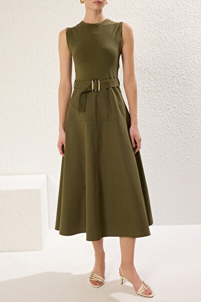 Trendyol Collection Khakifarbenes, gerades Midi-Webkleid mit Gürtel TWOSS25EL00055