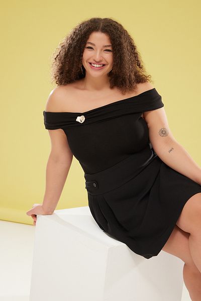 Trendyol Curve أسود كارمن طية صدر السترة بروش مفصل محبوك بالإضافة إلى حجم بلوزة TBBSS25AF00057