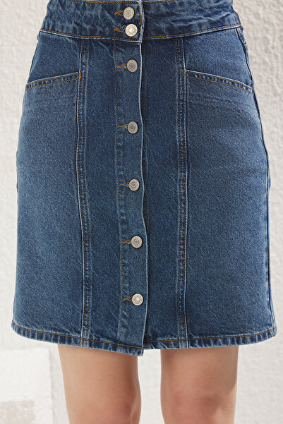 Trendyol Collection Kék elülső gombos varrás részletes normál derekú mini farmer szoknya TWOSS25ET00004