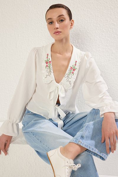 Trendyol Collection Biała koszula z haftem na wiązaniu z przodu i falbanką - regularny krój Twoss25Go00033