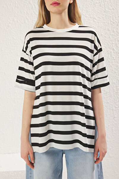 Trendyol Collection Asymetrické pletené tričko Boyfriend Cut Black Stripe - Double Sleeve TWOSS20TS0828