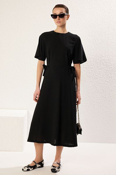 Trendyol Collection Schwarzes, gewebtes Midi-Kreppkleid in A-Linie mit seitlichem Schnürungskleid TWOSS25EL00249