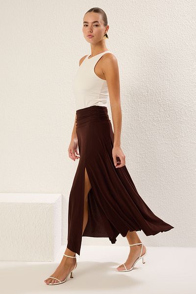 Trendyol Collection Brauner, geschlitzter, flexibler Strick-Maxirock mit Taillendetail TWOSS25ET00068