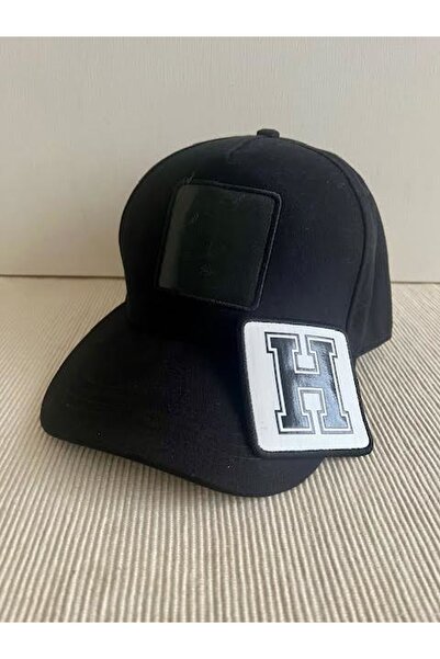 CosmoOutlet Ανδρικό μαύρο καπέλο από 100% βαμβάκι με ρυθμιζόμενο αντικαταστάσιμο αυτοκόλλητο πίσω από το γράμμα H