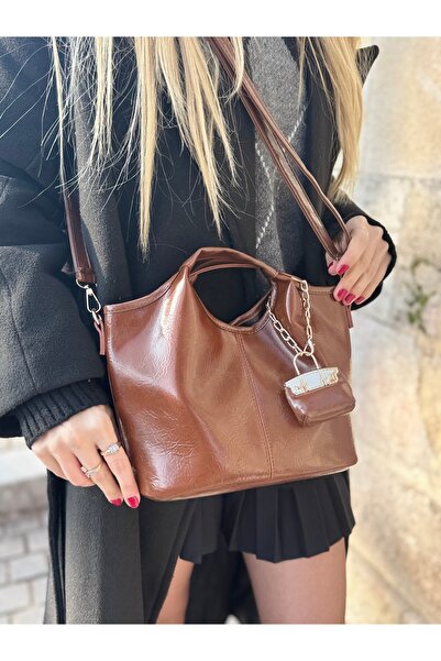 mèche atelier since 2024 Geantă din piele cu curea lungă maro - Geantă pentru...