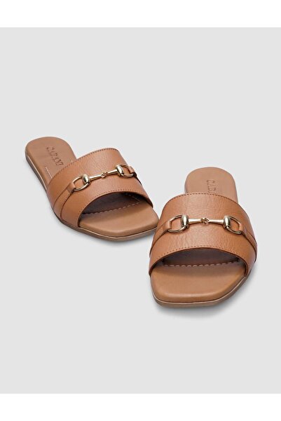 Cabani Кафяви дамски чехли с детайли от естествена кожа и катарама