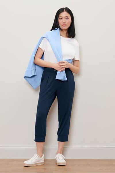 Tchibo بنطلون رياضي سادة بقصة عادية بطول 3/4 للنساء، أزرق داكن