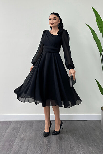 giyimmasalı Šifonové šaty v midi délce s růžovým detailem - ČERNÉ