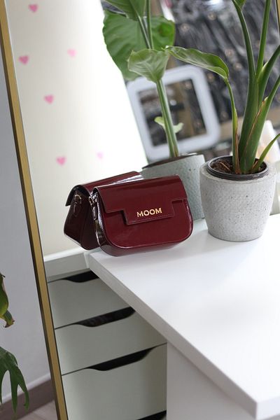 Moom Bag Γυναικεία τσάντα ώμου από λουστρίνι μπορντό με πλεκτή λαβή με λεπτομέρεια αλυσίδας