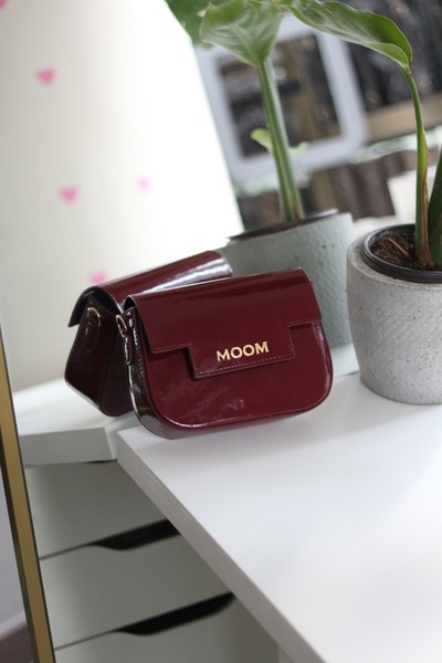 Moom Bag Γυναικεία τσάντα ώμου από λουστρίνι μπορντό με πλεκτή λαβή με λεπτομέρεια αλυσίδας