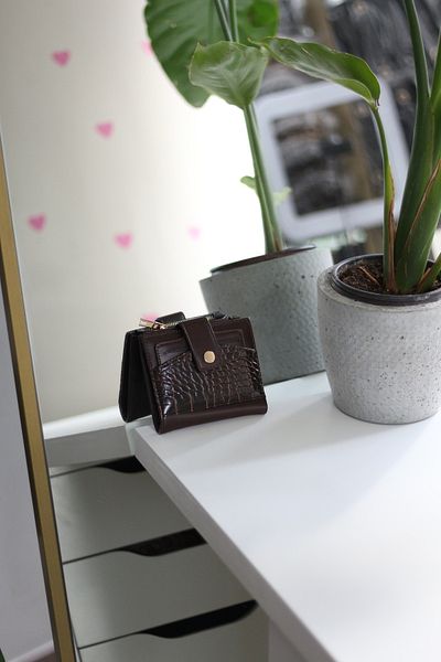 Moom Bag Γυναικείο τετράγωνο πορτοφόλι με λεπτομέρεια θήκης για κάρτες με κροκόδειλο καφέ Bitter
