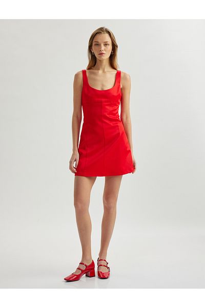 Koton Minikleid aus Viskose-Mischung mit U-Ausschnitt und dicken Trägern und Fensterdetail auf der Rückseite