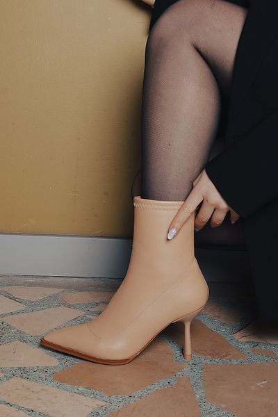 Marjin Damenstiefel mit Absatz, spitze Zehenpartie, Kelchabsatz, tägliche klassische Stiefel, Löcher, Beige