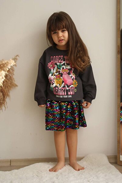 MeaShop طقم سويت شيرت مطبوع باللون الفحمي مع تنورة ترتر ملونة