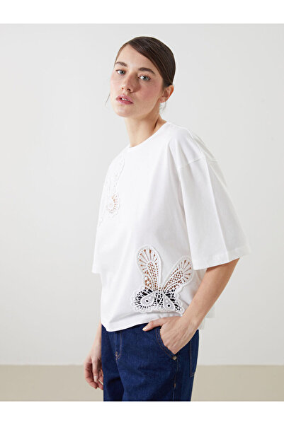 LC Waikiki RMZ GİYİM FARKIYA تي شيرت نسائي مطرز بياقة روبا