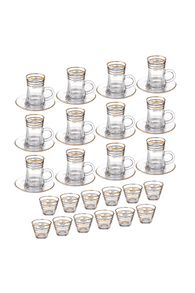 Dania Saudi sat at a coffee shop and gave me a pic and black decor