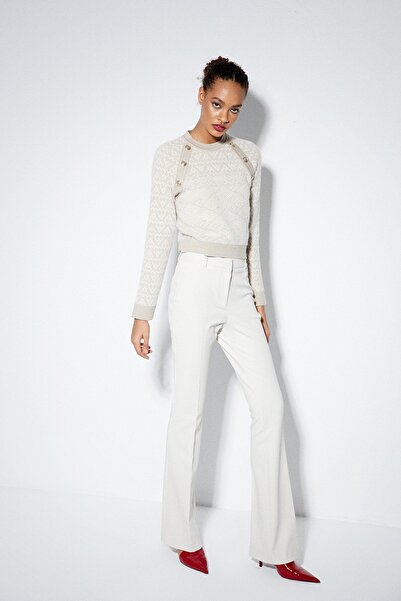 rue Pulover bej cu textura moale cu detaliu cu nasturi