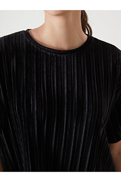 LC Waikiki Γυναικείο μπλουζάκι LCWAIKIKI Basic μαύρο βελούδινο με λαιμόκοψη