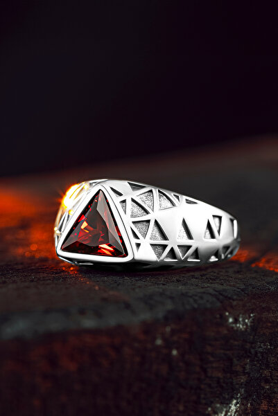 Ring Of The King 925 Ayar Gümüş Üçgen Kırmızı Yakut Taşlı Erkek Yüzük