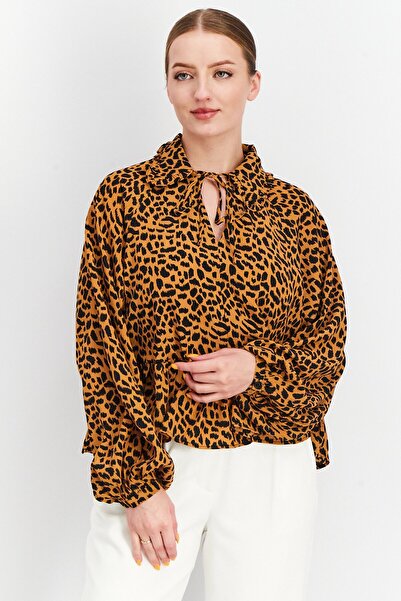 Glamorous بلوزة نسائية بطبعة جلد النمر بأكمام طويلة ورقبة مربوطة، لون بني