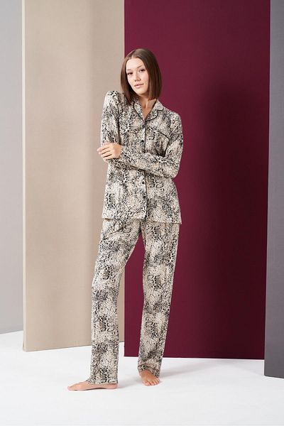 PJS 26021 Costum de pijama cu mânecă lungă cu imprimeu leopard, cu nasturi în față