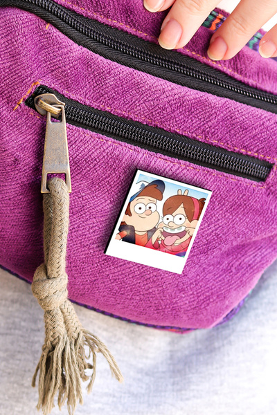 Rozzy Lab Gravity Falls Photo - Esrarengiz Kasaba Foto Pin - Rozet - Ahşap - Broş - Yaka Çanta Aksesuar