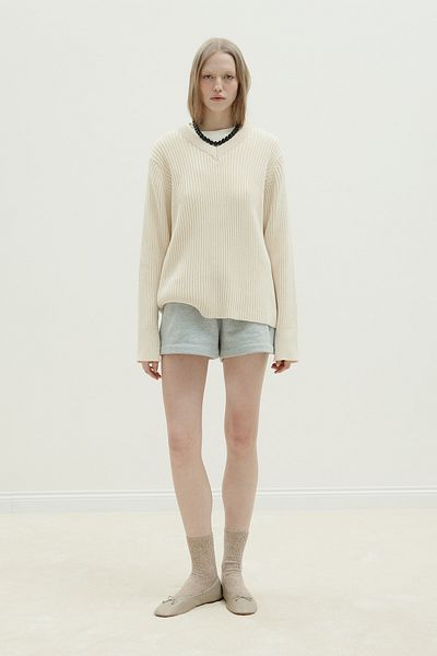 Suud Collection Ecrufarbener Roll-Pullover mit V-Ausschnitt
