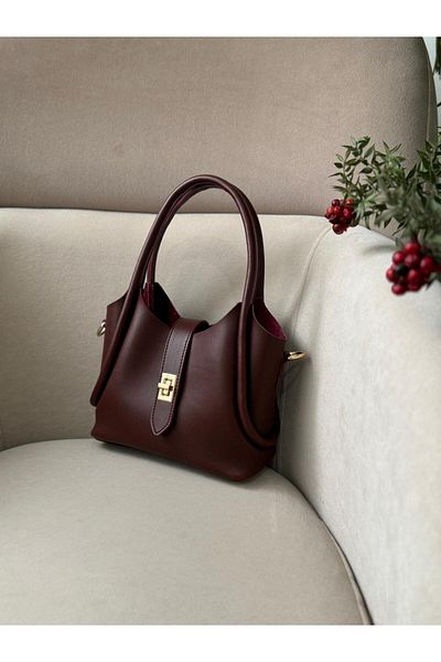 Moda Sekiz Geantă de damă burgundă pentru cățeluș cu închidere cu blocare, cu detaliu, cu curea de umăr încrucișată