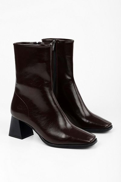 Shoeberry Γυναικείες μπότες Talve Brown γυαλιστερές, αμβλύ μύτη με τακούνι