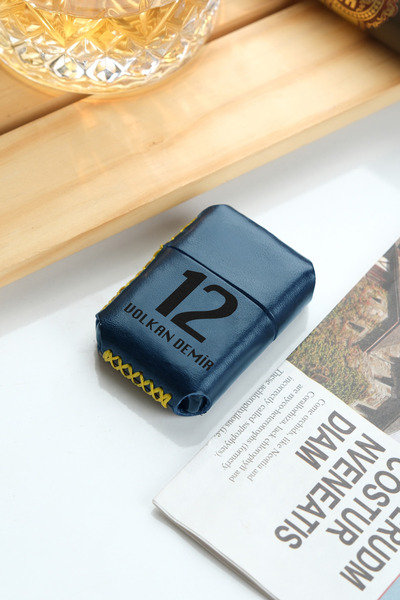 vagave El Yapımı Kişiye Özel Hakiki Deri Kılıflı Taraftar  Benzinli Çakmak - Sarı Lacivert