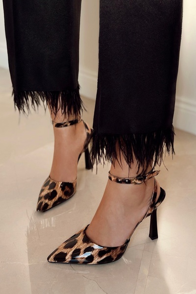 POLKA STORE حذاء فينوس بمقدمة مدببة وظهر مفتوح وحزام خنجر وفساتين سهرة بكعب ع...