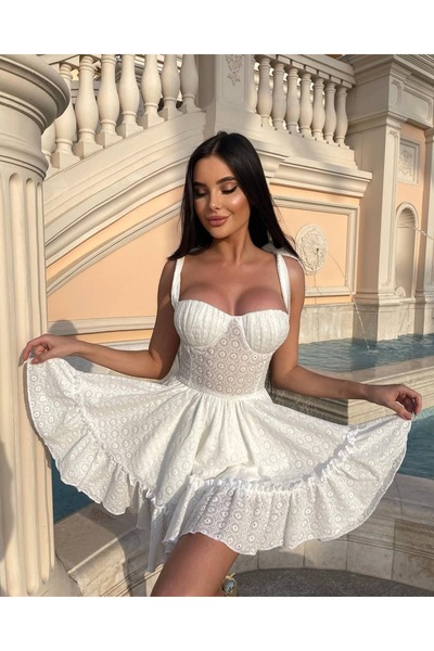 Diviny Beyaz Kalp Yaka Brode İşlemeli Omuz Bağlama Detaylı Klos Mini Elbise