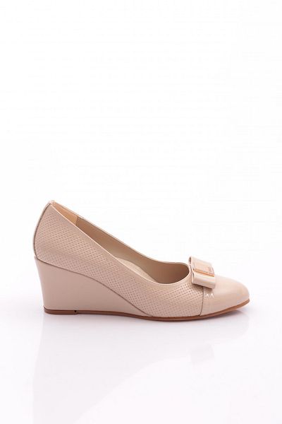 DGN Pantofi de damă cu talpă cu pană din piele lacuită bej - 369333539