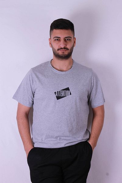 trender Мъжка тениска с щампа Attent!on в сиво