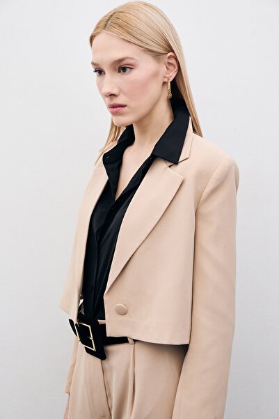 Sateen Μπεζ κοντό κρεπ μπουφάν