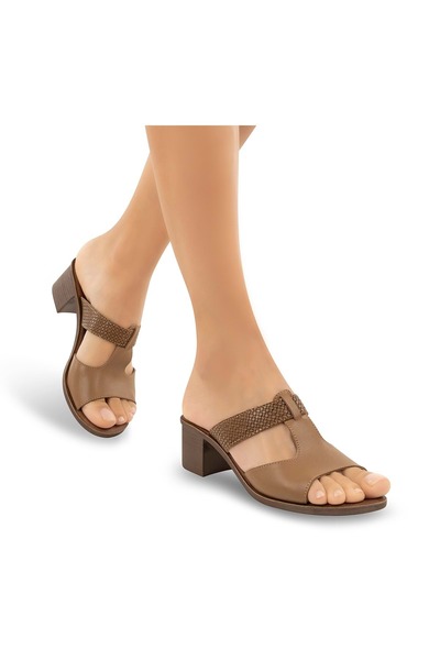 Muya شبشب نسائي من Ceria بنعل تشريحي