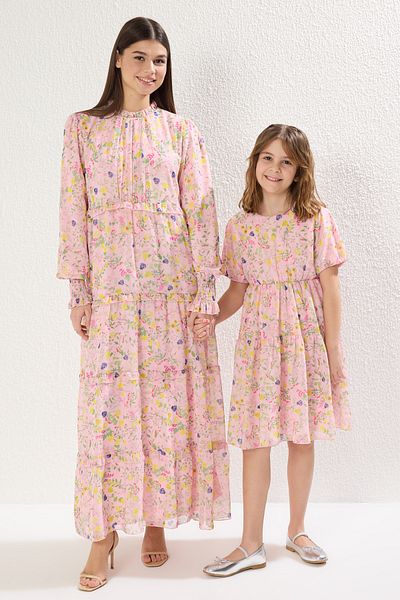 TRENDYOLKIDS Rózsaszín női gyermek mini me virágos szőtt anya-lánya ünnepi ruha TKDSS25EL00056