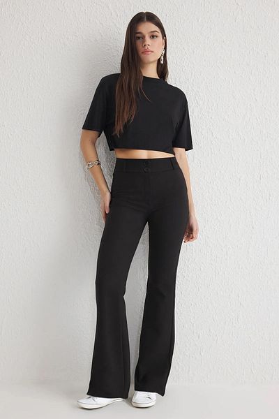Trendyol Collection Schwarze gewebte Hose mit spanischem Bein und normaler Taille TWOSS25PL00065