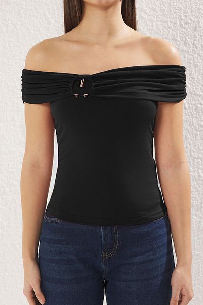 Trendyol Collection Μαύρο αξεσουάρ γιακά Carmen Λεπτομερής ελαστική πλεκτή μπλούζα που εφαρμόζει στο σώμα TWOSS25BZ00034