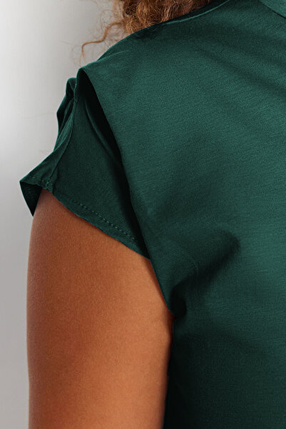 Trendyol Curve Detail rukávu se zeleným výstřihem ze 100% bavlny TBBSS22BF0023