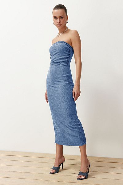 Trendyol Collection Blaues, trägerloses, gerafftes, tailliertes Midi-Bleistiftkleid aus flexiblem Strick TWOSS24EL00287