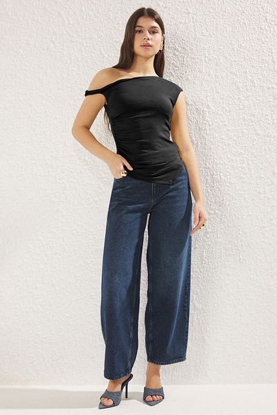 Trendyol Collection Μαύρη πλεκτή μπλούζα με ασύμμετρο γιακά με λεπτομέρεια TWOSS25BZ00072