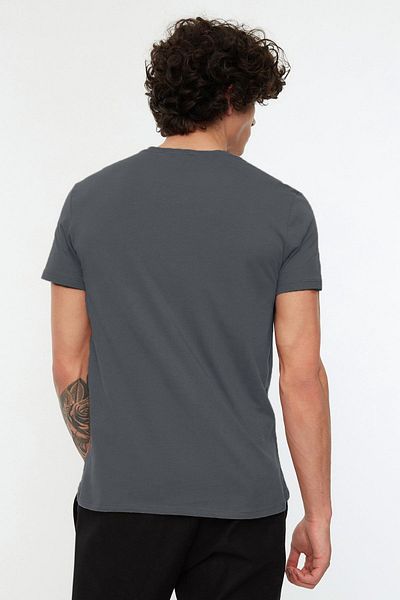 Trendyol Collection Anthrazitfarbenes Slim-Fit-T-Shirt mit Rundhalsausschnitt aus 100 % Baumwolle – TMNSS19BO0001