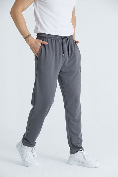 Trendyol Collection Geräucherte New York-Sweatpants mit Stickerei – normaler Schnitt, gerades Bein TMNSS25EA00007