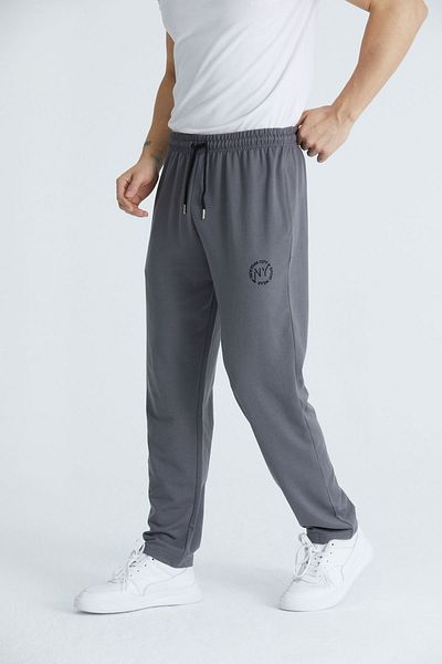 Trendyol Collection Geräucherte New York-Sweatpants mit Stickerei – normaler Schnitt, gerades Bein TMNSS25EA00007