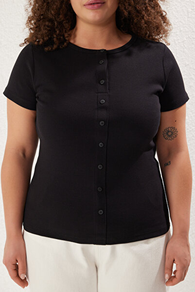 Trendyol Curve Detail černého knoflíku Vypasovaná žebrovaná pletená halenka větší velikosti Tbbss25Af00060